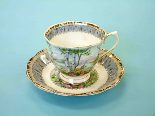 白樺の絵が描かれている美しいティーカップとソーサー（受け皿）